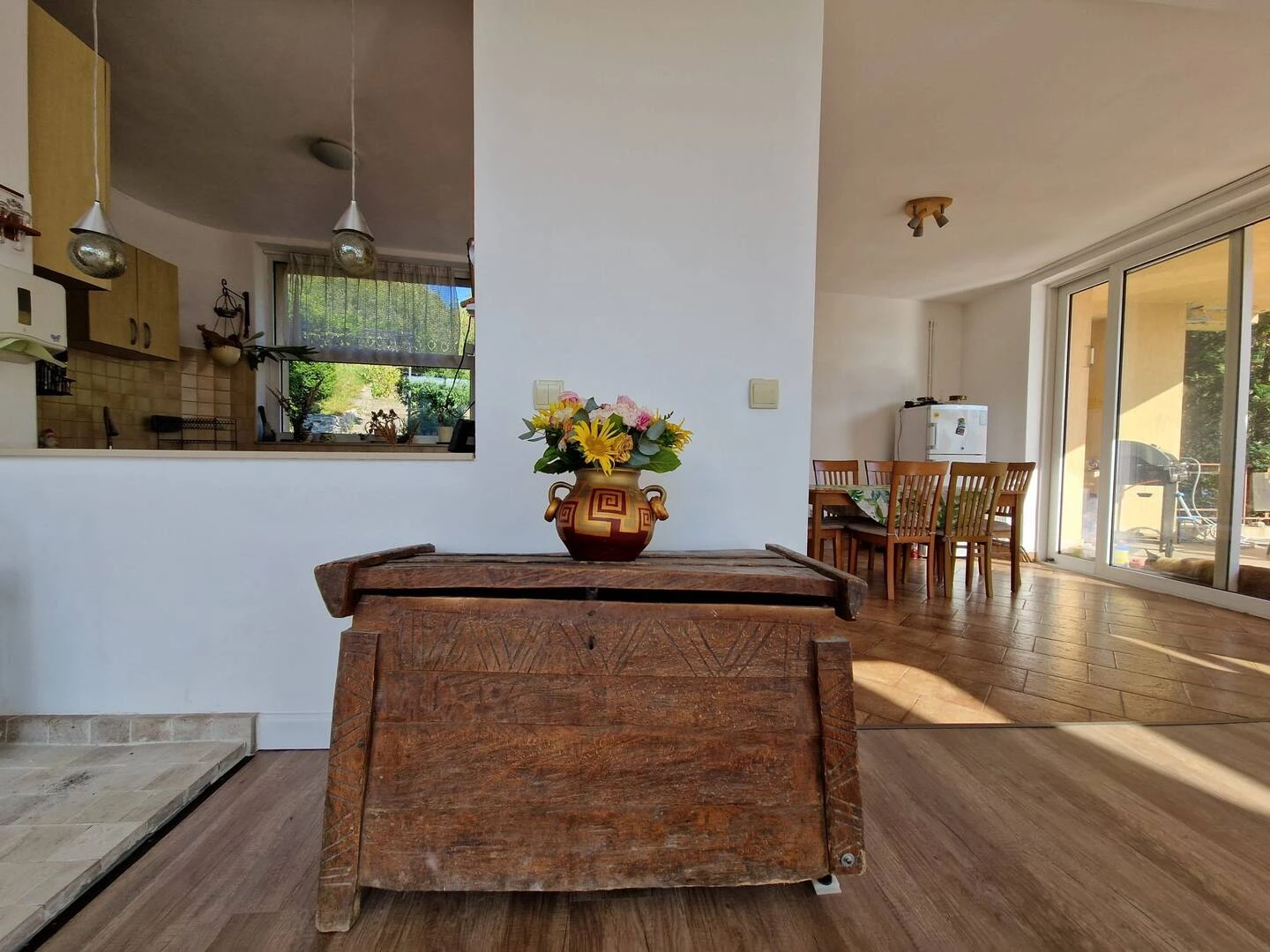 Interior - Living spațios cu șemineu