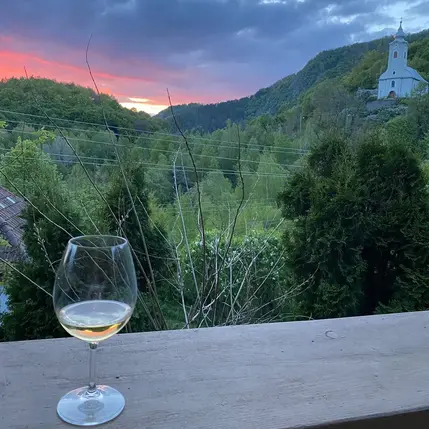 Balcon cu vedere la munte - Cazare confortabilă în Apuseni